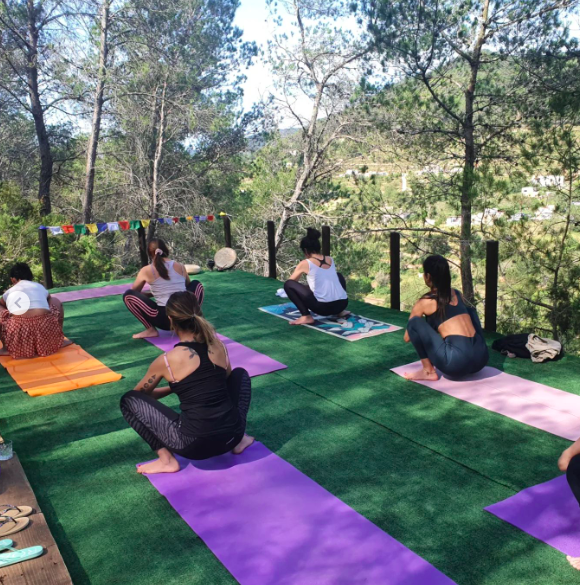 clases de yoga grupales en exterior ibiza